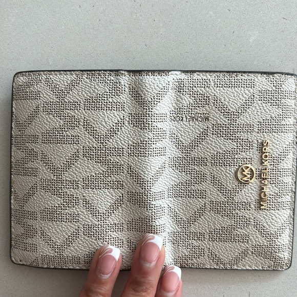 GUC Michael Kors Wallet - Picture 3 of 12